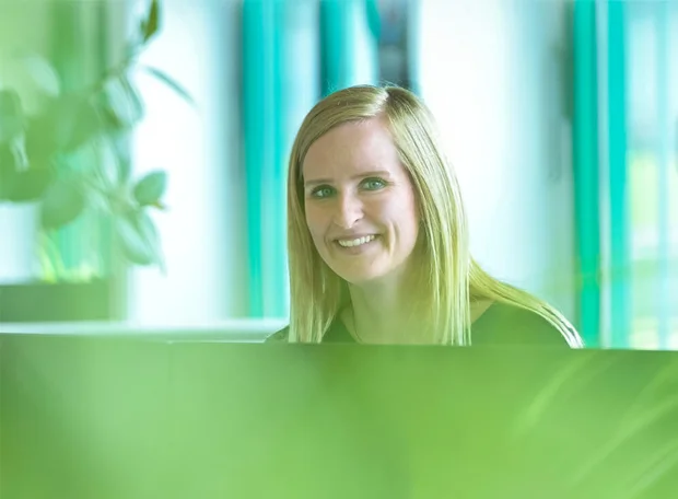 Frau lächelt in die Kamera - Kundenservice von Printfinder.